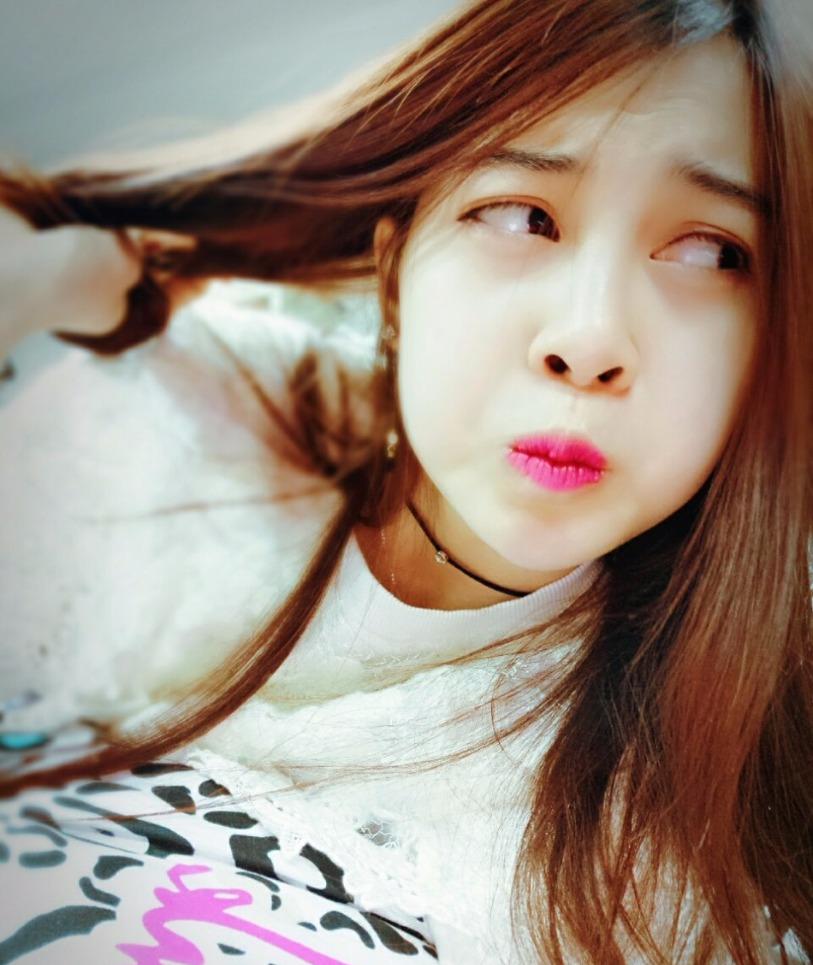 白山女子冰壶队三垒李博雅在冬运会期间因逆天颜值走红。近日，冰壶女神李博雅在微博上发出最新美照。