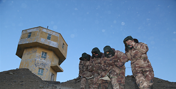 刚刚下哨的官兵掩面顶风走下哨楼.郭发海 摄