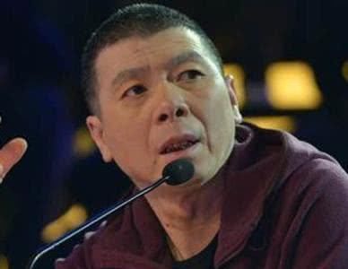 冯小刚不缺钱,却一脸的白癜风、一口烂牙,吸烟