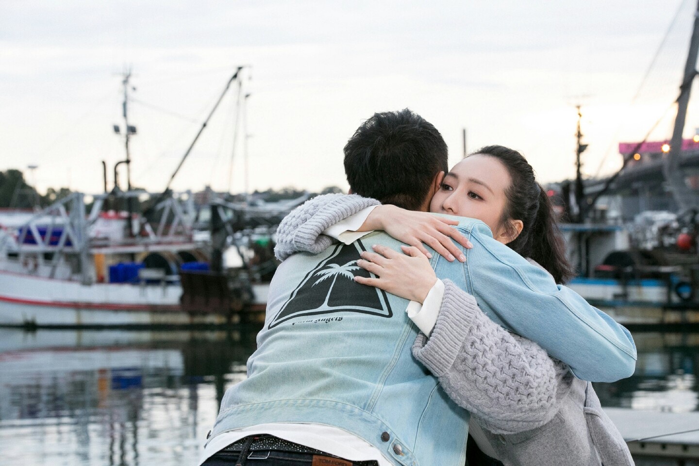 王鸥对明道"捧脸杀" 眼神宠溺 网友:演技很好