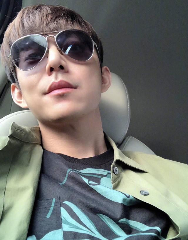 何老师是第二个拿到微博粉丝过亿的人,那第一