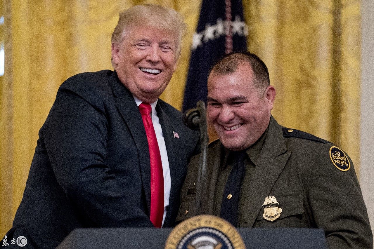 特朗普表情包 有意思的是对方伸手要和他握手