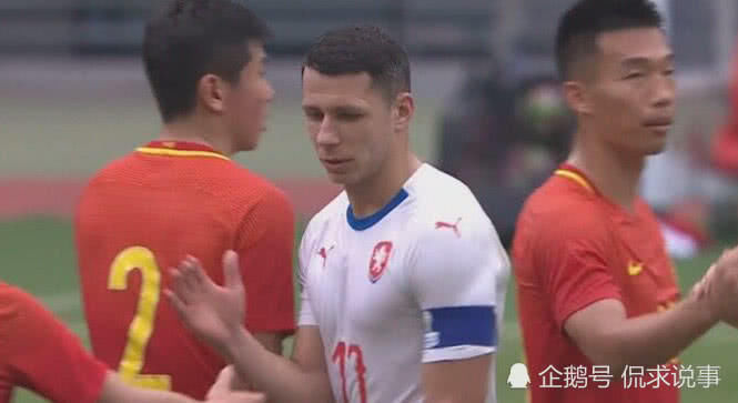 同样身高马大,蔡慧康一身肥肉,捷克球员却胸肌