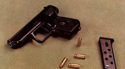 77式手枪也有很多缺陷。77式手枪由于没有外露击针，又没有“待击标记”，无法确认手枪的待击状态;没有“弹膛有弹指示器”，无法知道膛内是否有弹，对现代手枪来说这是一种危险的设计。