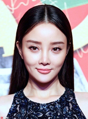 这种妆容搭配哥特风十足,虽然李小璐靠自己够大的眼睛勉强hold住,但总