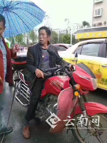 男童疑遭父亲虐打 被捆住双手拴车上 男童疑遭父亲虐打 被捆住双手拴车上
