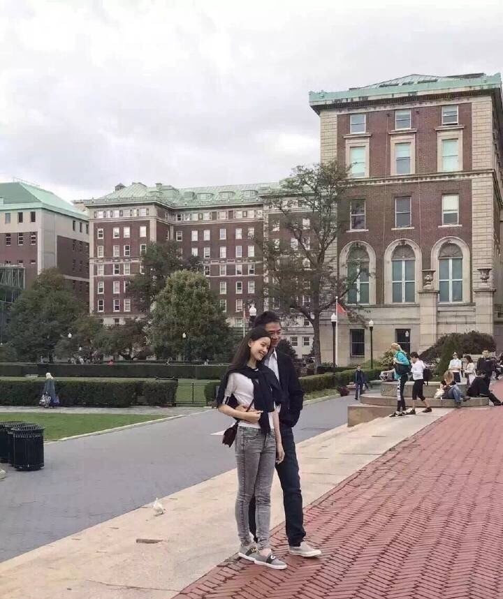刘强东奶茶妹妹结婚1周年 重返相遇地甜蜜合影