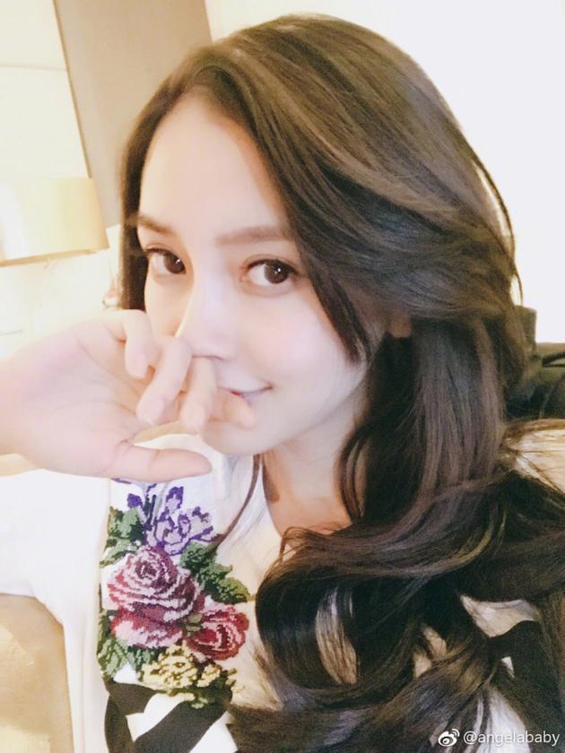 Angelababy晒自拍 自问自答下雨天最想干的事 Angelababy晒自拍 自问自答下雨天最想干的事