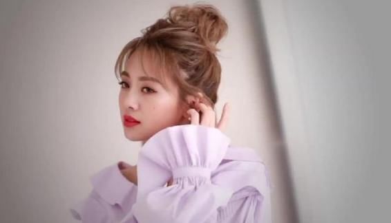 她父母离异16岁租房住,亲生父母对她冷漠,何炅