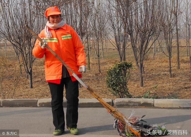 乱翻垃圾被制止,殴打女环卫工,打人女子何以成