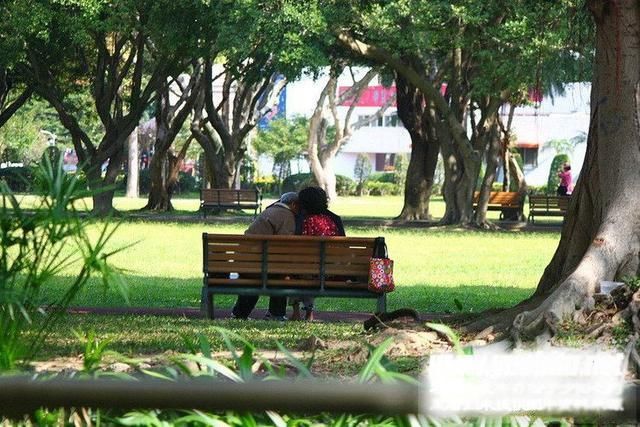 和未婚妻在公园约会,一怪小孩偷偷塞我张纸条,看完我立马报了警