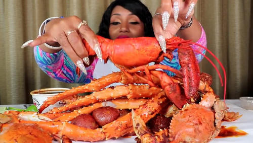 外国黑人阿姨吃"帝王蟹",豪放吃法手上嘴上都是汁,指甲实在太抢镜了