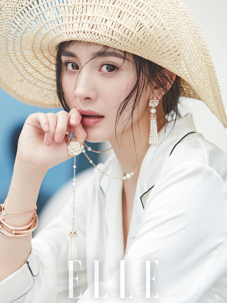 很夏天!杨幂小露香肩海边戏水 清纯甜美不失妩媚