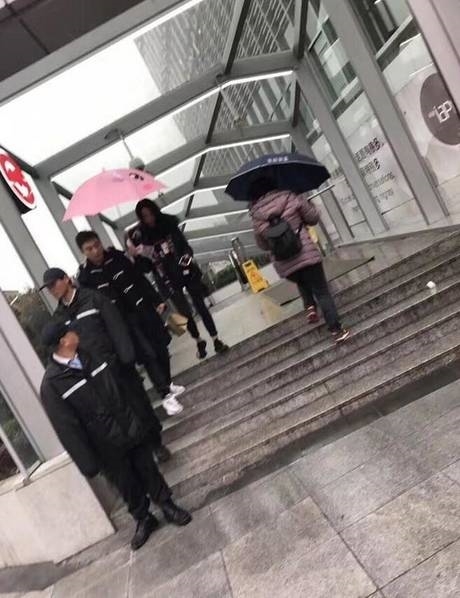 王思聪雨中漫步美女网红忙撑伞:这画面网友抓狂 王思聪雨中漫步美女网红忙撑伞:这画面网友抓狂
