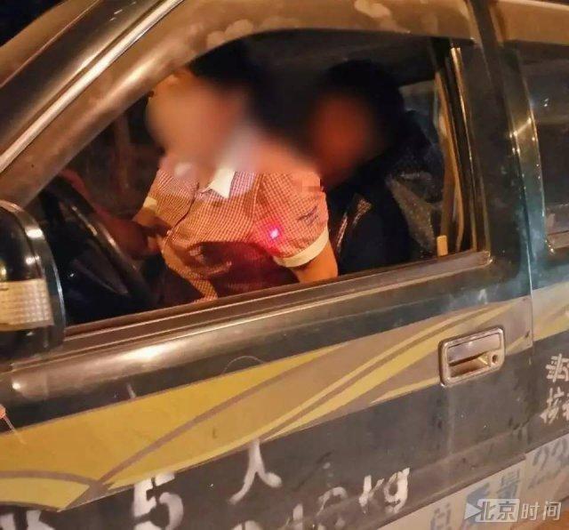 女子半夜坐男友大腿上学开车 男友驾照被吊销