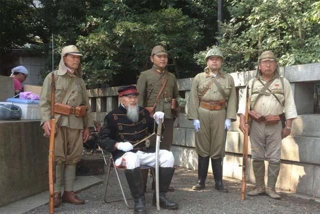 本來是模仿德國軍服 二戰日軍軍服就成了四不像 而且還這麼醜 雪花新闻