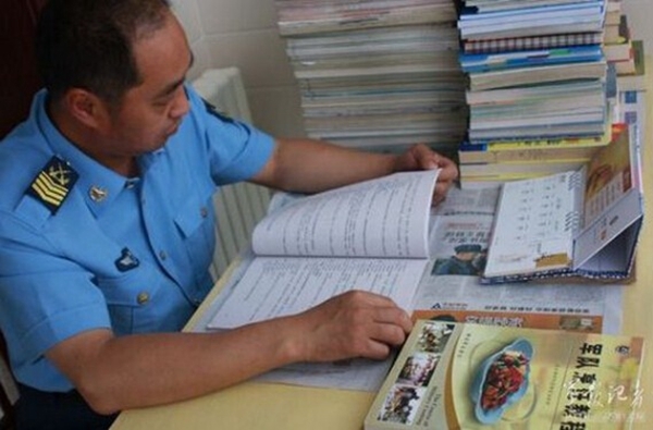 尹聚鸣，北空某场站一级军士长尹聚鸣，24年坚守三尺灶台。24年寒来暑往，他坚守三尺灶台，任两鬓悄悄染霜，从烧火做饭到电脑保障，样样了如指掌，被官兵尊称“灶王”；24年岁月沧桑，吃过他饭的数不清多少师长团长，他肩上的军衔也换成了三粗一细四道杠——这个士兵的最高荣誉谁不敬仰？24年时代变迁，他带出的20多个徒弟都已挑起大梁，“薪火相传是本分，”他说，“走前一定要传好空勤保障的接力棒！”