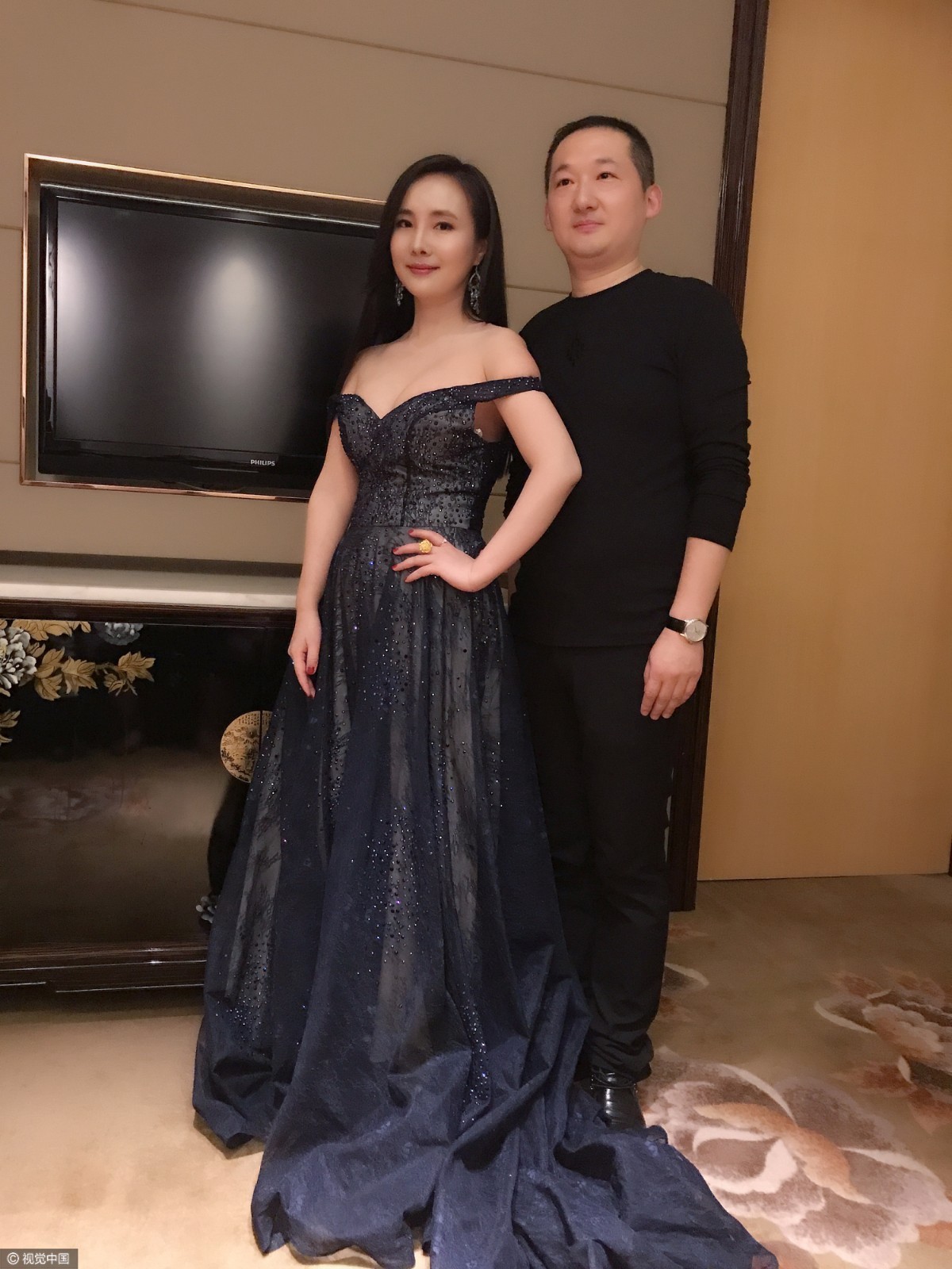 干露露性感深v春光无限 和陌生男合影惨变背景板