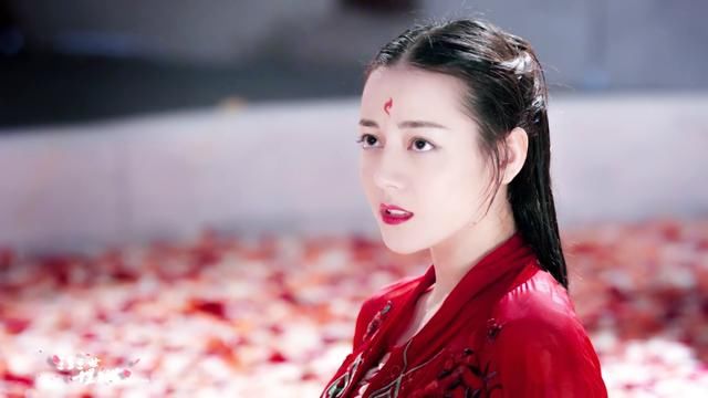 郑爽又变胖,颜值回升穿上红衣古装,连迪丽热巴