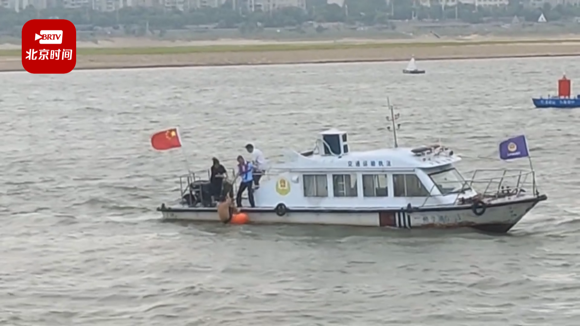 “从听到呼救，到开船把他营救上岸，两分钟不到”_北京时间