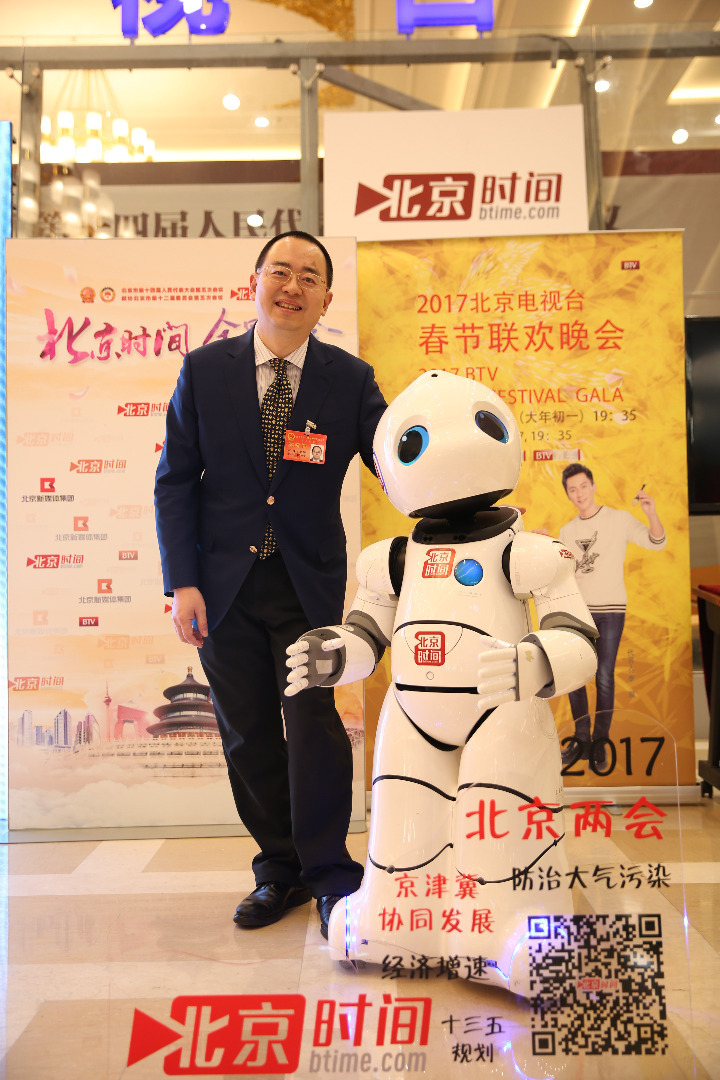 北京市第十四届人民代表大会第五次会议召开，机器人优友作为北京时间特邀记者来到会场，与代表聊天互动、亲密合影，开心时还跳起了炫酷的舞蹈，为大家带来了欢声笑语，收获了众多粉丝。