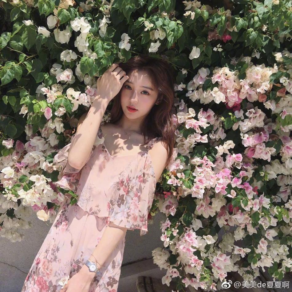 日前,网红美女夏夏在微博晒出一组美照,照片中,夏夏变换多身造型,时髦百变,纯美不输baby。