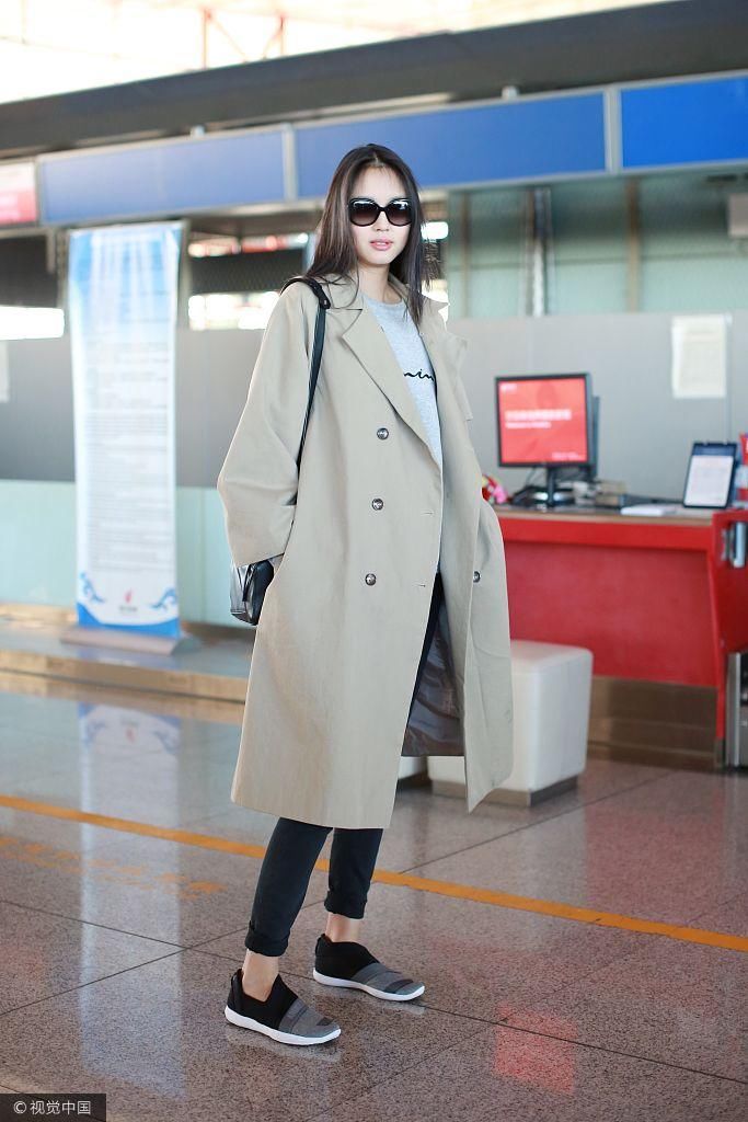 张梓琳卡其色风衣配运动鞋 气场十足