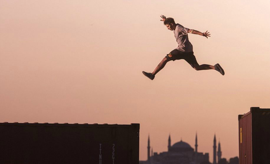 选手跨越身姿的背景处可以看到当地著名的蓝色清真寺。