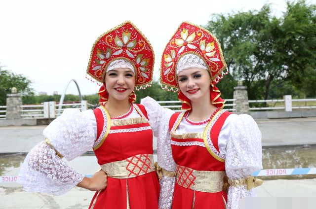 俄罗斯妹子到中国,想嫁中国小伙,帮生孩子,还不要彩礼!