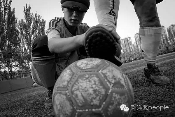 中国盲人男足国家队:黑暗中的舞者 用耳朵踢