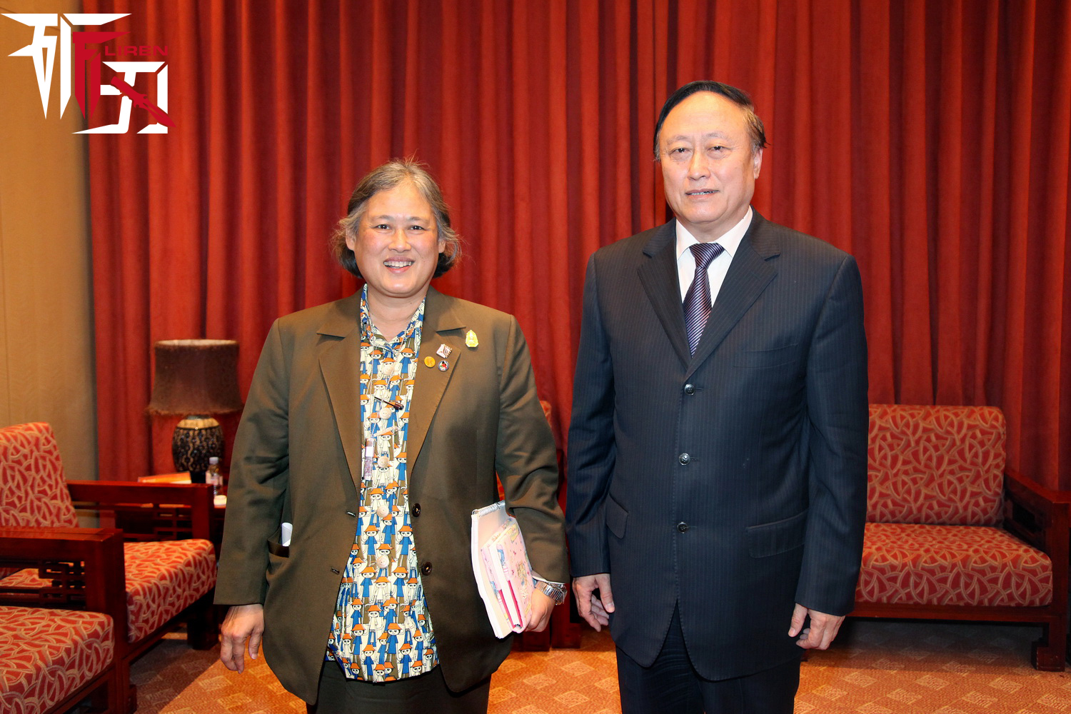 未来中泰关系会不会生变？先谈保皇派与中国之间的关系:首先泰国国王普密蓬与中国的之间的关系非常要好，早在上世纪70年代中泰重新建交之后，泰国国王普密蓬与中国的之间的关系非常要好，早在上世纪70年代中泰重新建交之后，泰王普密蓬曾与大部分中国领导人会面。而普密蓬国王育有三女一子。其中二女儿，就是大名鼎鼎的诗琳通公主，她曾获得过中国多位领导人的高度赞扬，被誉为中泰关系友好的象征。