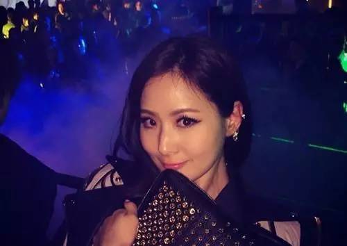 她是小S都嫉妒的超级名媛 如今父亲破产还整容? 她是小S都嫉妒的超级名媛 如今父亲破产还整容?