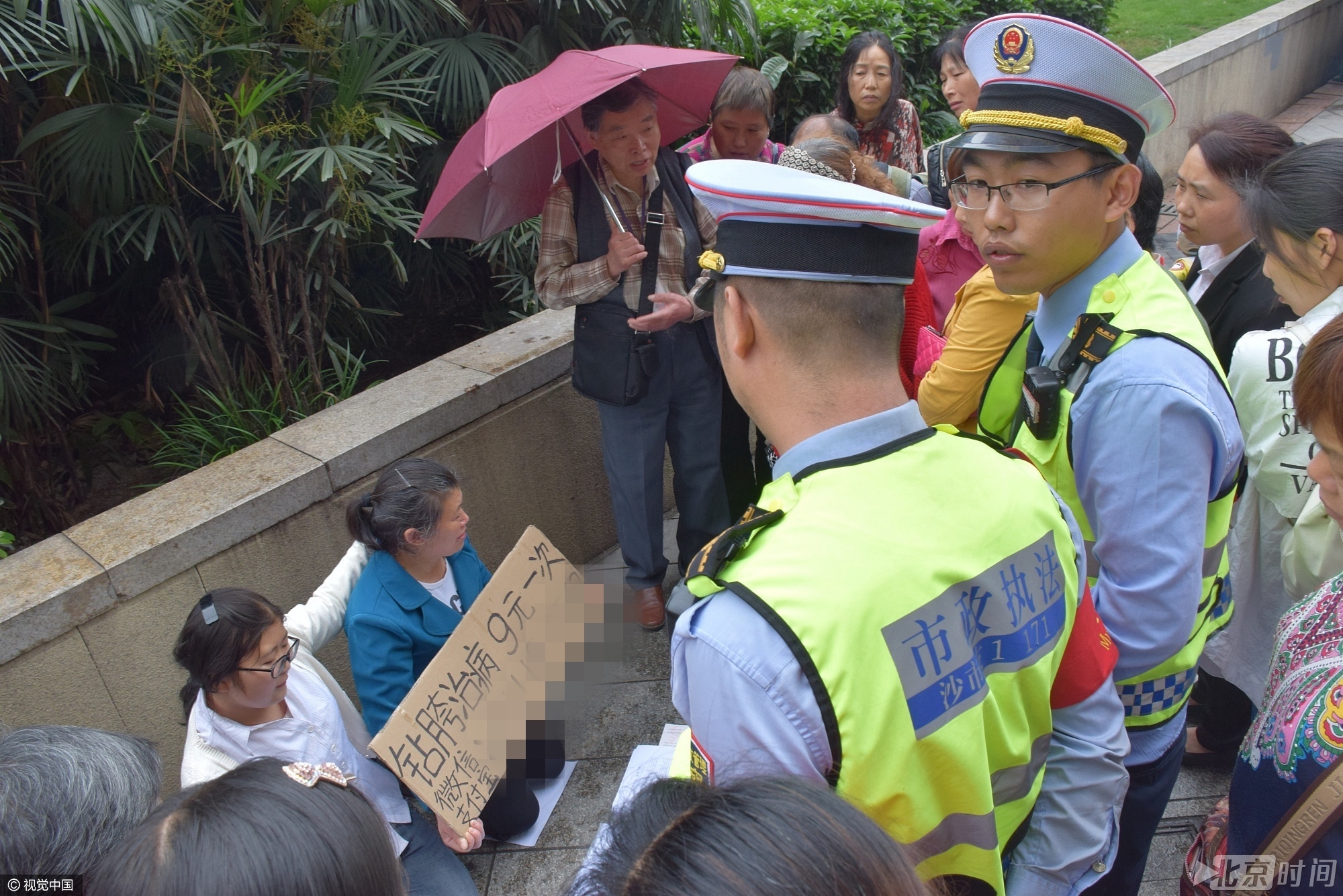 李娟表示,目前家里能卖的已经卖光了,能借的也已经借遍了,已实在借不到钱继续做后期治疗。但不治疗就会前功尽弃,甚至会演变成尿毒症,严重的话还会出现生命危险。