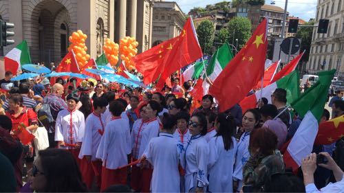 米兰“反种族歧视”和平大游行  华人勇当前锋