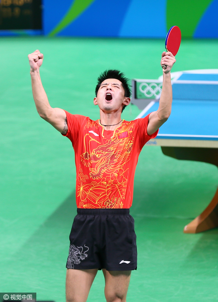 第二局几乎就是首局的翻版，两人在场上也是连续战平，10平后郑荣植抢攻得分拿到局点。
图为张继科激情庆祝。