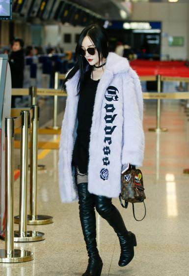 李小璐一身皮草气场足,网友:天气冷裤子不能这么穿!