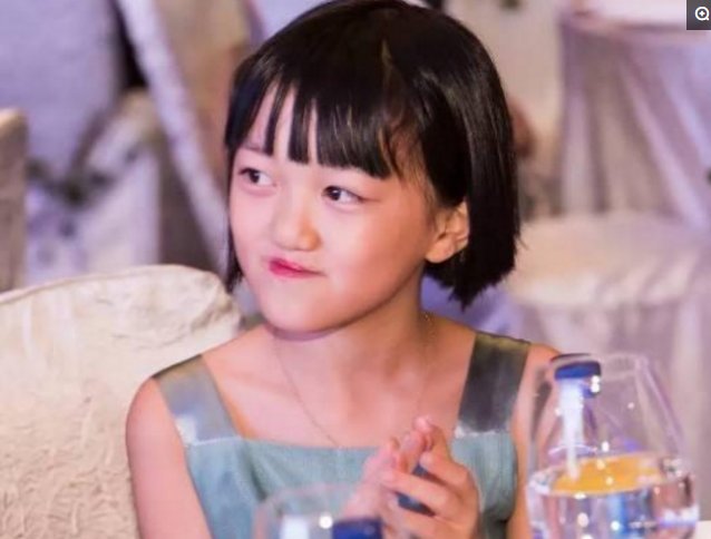 王菲女儿李嫣术后成功修复,亭亭玉立,网友:拜托别再嘲笑她丑了