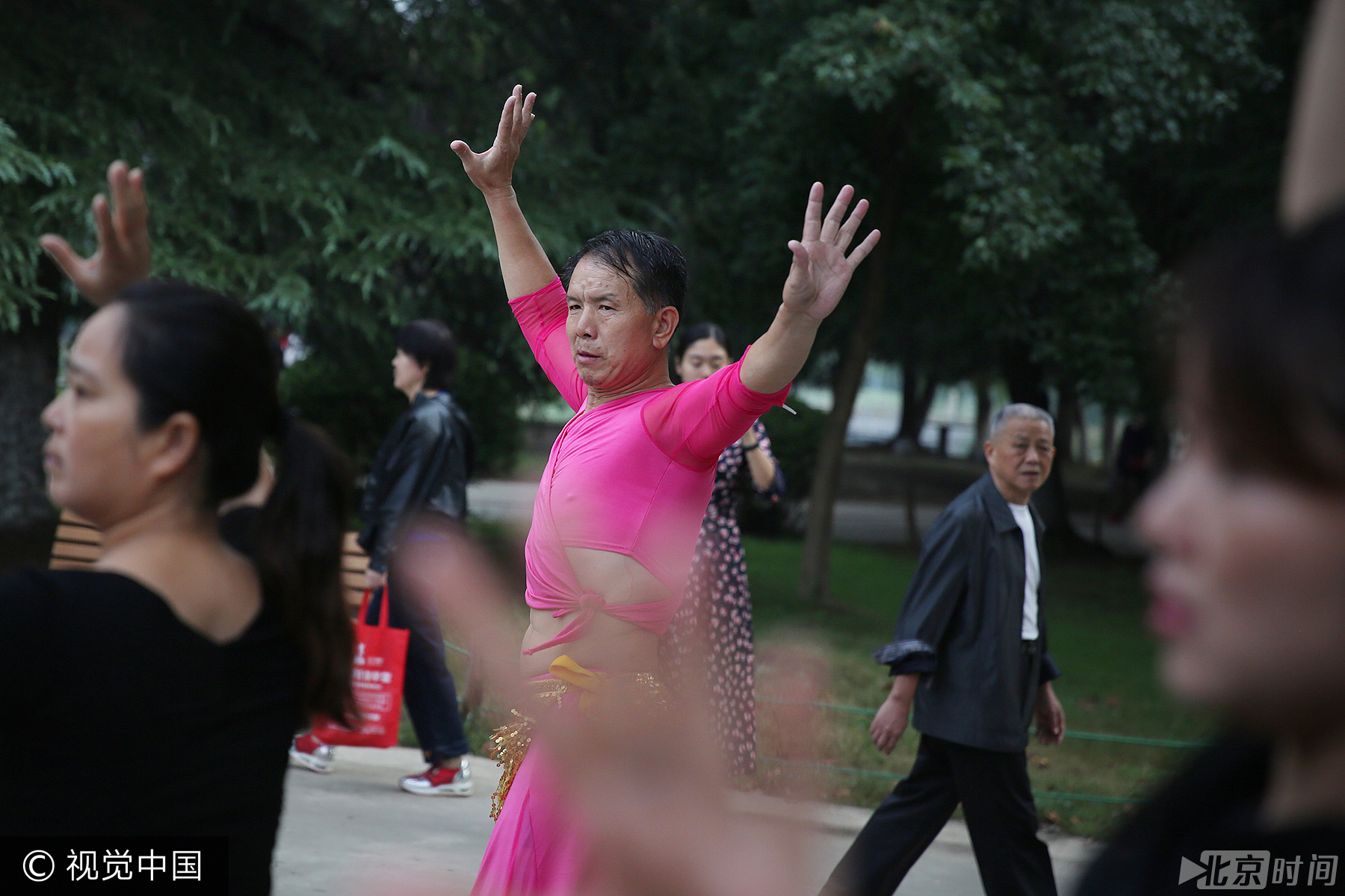 对于网上的非议，姜克俊显得不以为然，“我跳舞，是因为个人喜欢，是想让自己身体健康，变得更快乐。”