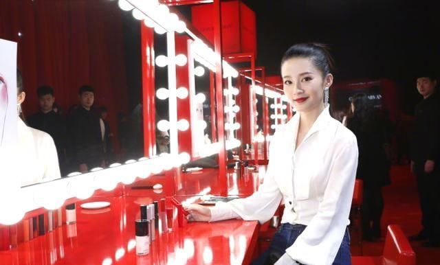 李沁心真大,穿牛仔裤参加活动,气质好撑起了气