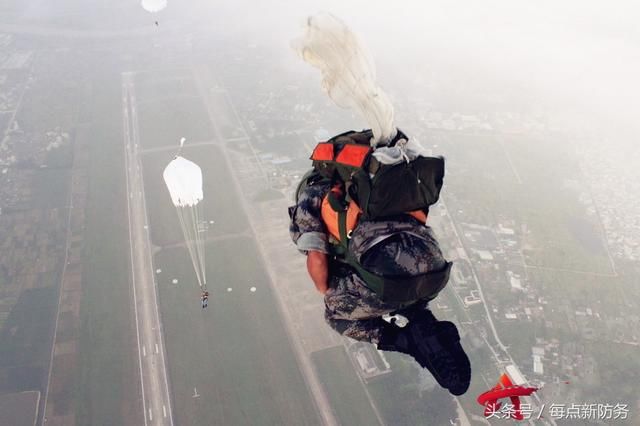 中国陆军特战旅实战给你看!空降、格斗、狙击