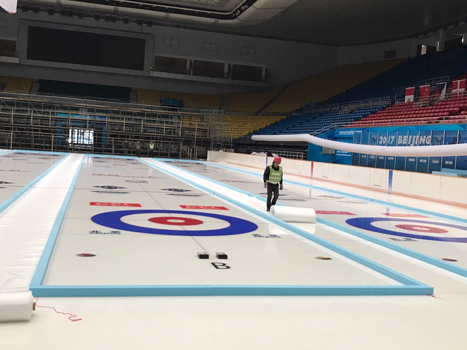 女子冰壶世锦赛18日在京开赛 制冰工作紧张进行