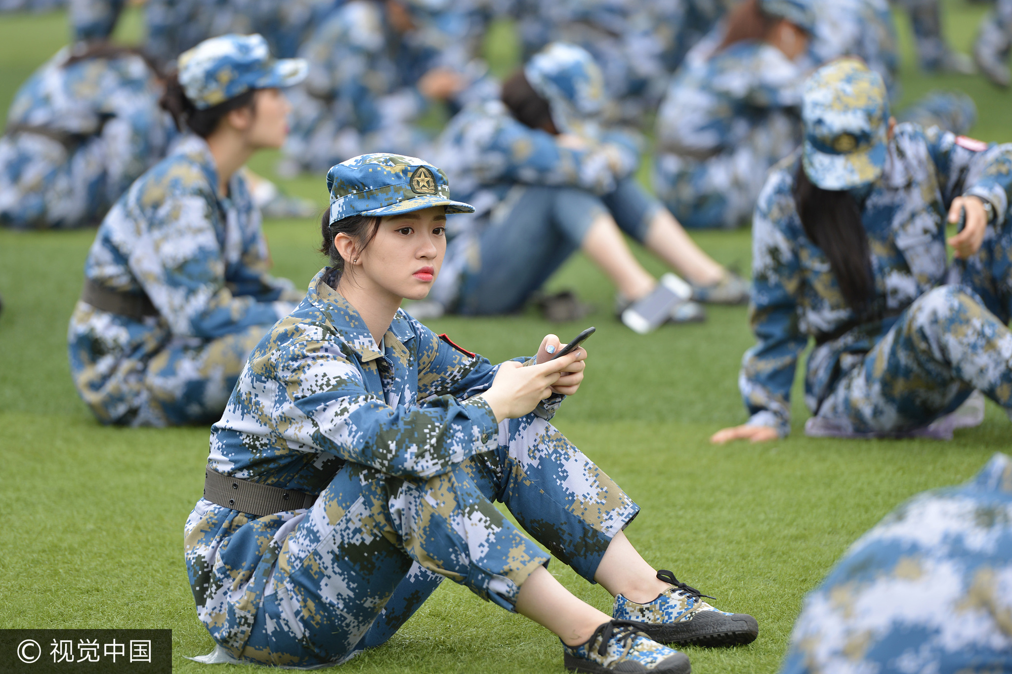 南京艺术学院2017级新生正在进行军训。