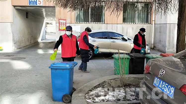 【战“疫”】变身“战士”守卫社区防疫一线 【战“疫”】变身“战士”守卫社区防疫一线