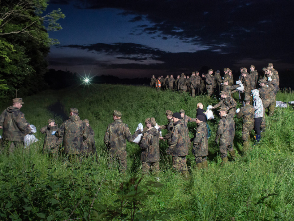 在2013年，德国连降暴雨爆发水灾多瑙河水位近60年最高，德国联邦国防军出动救灾。德军士兵排成整齐一列，有条不紊的传递着抗洪物资。难得的是他们军装都还整洁如新，不过小编私以为这种传递物资的方式效率是不是有点低啊？