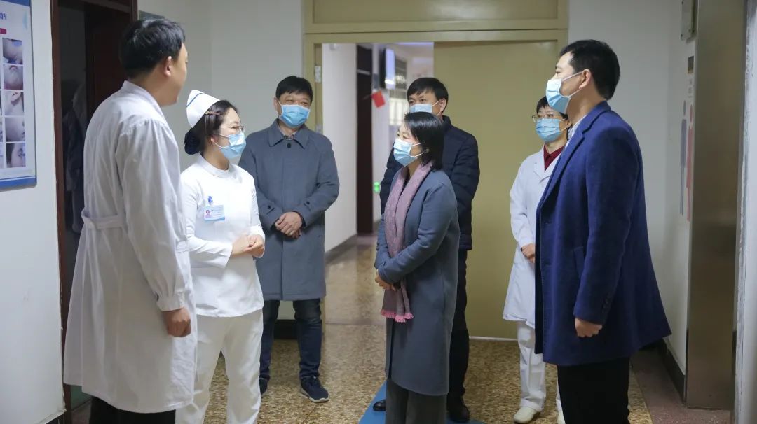 河南大学淮河医院节后第一天院领导慰问一线干部职工