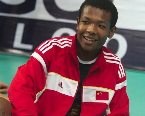 入选国家队却因中非混血受质疑,出走美国后仍