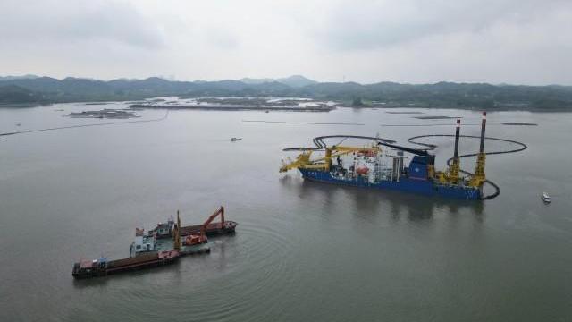 我国自主建造首艘超大型自航绞吸船“天鲸号”投入平陆运河建设施工 我国自主建造首艘超大型自航绞吸船“天鲸号”投入平陆运河建设施工