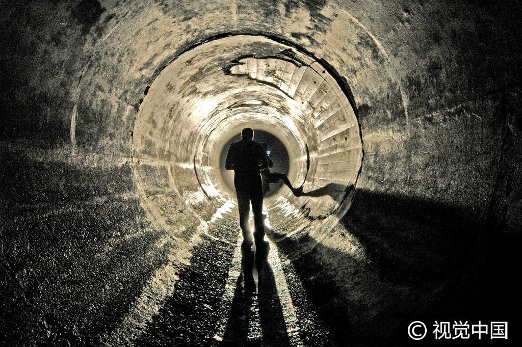 2012年7月24日消息（具体拍摄时间不详），美国纽约，城市探险者在纽约市下水道中探险。