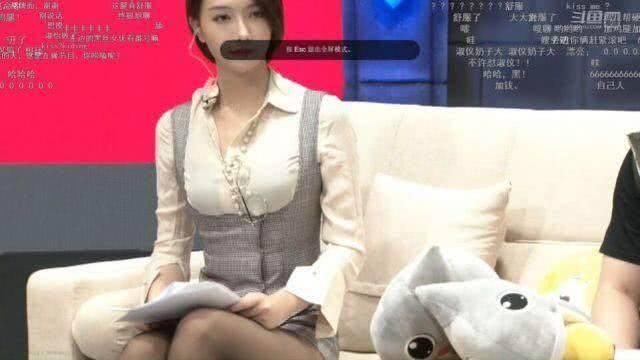 LOL:斗鱼这个德杯女解说火了,网友都不看比赛