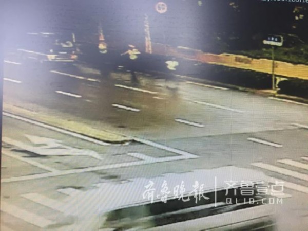 看见交警查车，无证司机下车就跑，狂奔500米被擒!